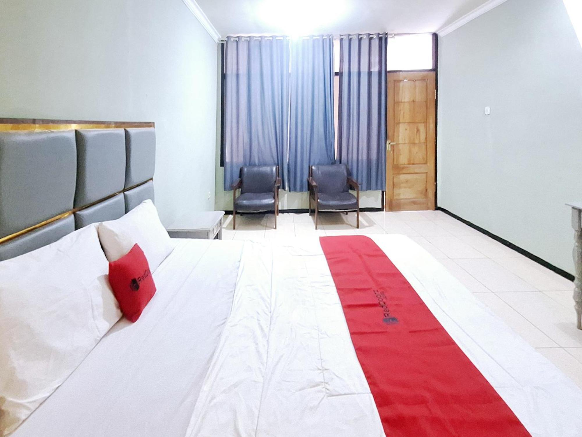 Reddoorz Near Stadion Semeru Lumajang Jawa Timur エクステリア 写真